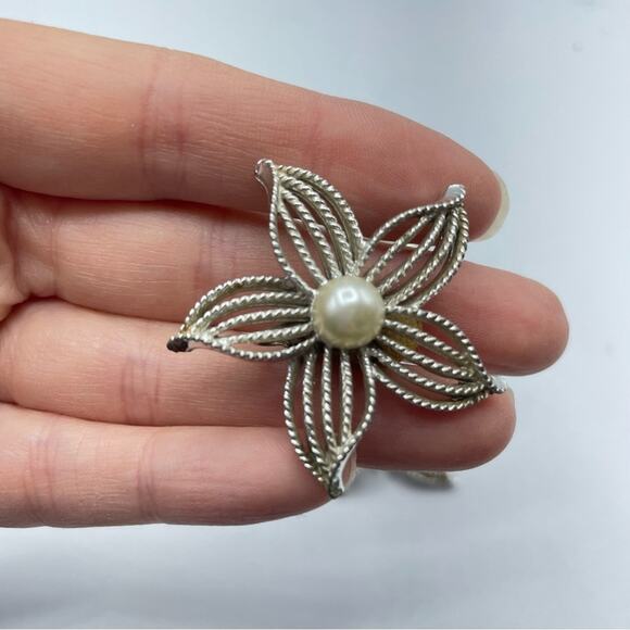 Vintage Sarah Coventry Silver Tone Clip On Earrings Two Pair Set Flowers - Picture 2 of 7